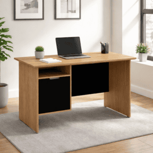Mesa de oficina de madera con espacio para computadora y accesorios en un entorno luminoso.