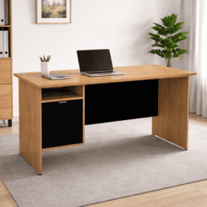 Escritorio de oficina de madera con espacio para laptop y accesorios de trabajo.
