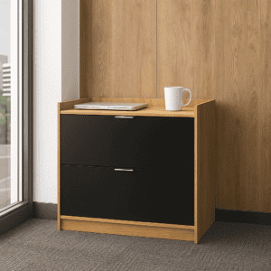 Mueble de oficina con cajonera negra y estructura de madera en oficina moderna.