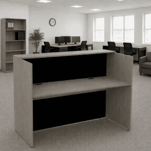 Mueble de oficina en tonos claros con espacio para almacenamiento y organización eficiente.
