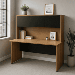 Escritorio de oficina con estantería y plantas decorativas para espacios de trabajo elegantes y func.