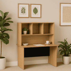 Estante de oficina de madera con plantas y decoración moderna para espacios de trabajo.