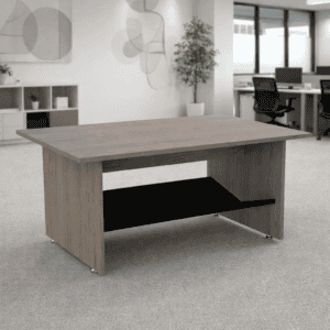 Mesa de oficina moderna en oficina con espacio para trabajo y almacenamiento.