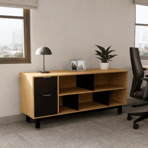 Mueble de oficina con espacio de almacenamiento, lámpara y planta decorativa en un ambiente de ofici.