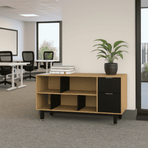 Estantería moderna con planta decorativa en oficina de trabajo.