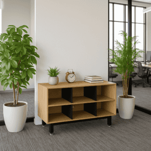 Mueble de oficina con plantas decorativas y reloj en espacio moderno.