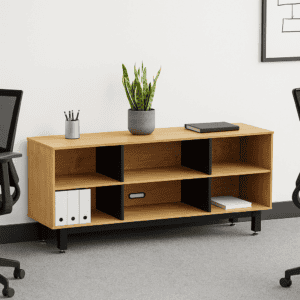 Estantería de oficina moderna con plantas y accesorios para organización y decoración.