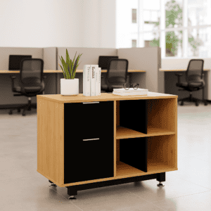 Mueble de oficina con almacenamiento, plantas y accesorios en espacio moderno.