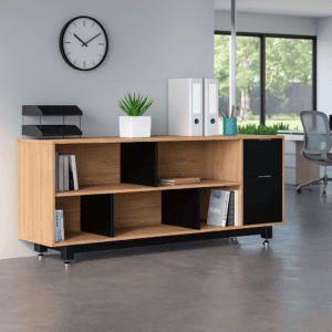 Estantería de oficina moderna con compartimentos abiertos y cerrados en oficina luminosa.