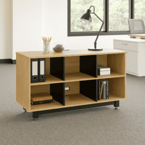 Estantería de oficina moderna con compartimentos y espacio para archivos y libros, ideal para organi.