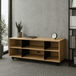 Mueble de oficina de madera con estantes y reloj decorativo en oficina moderna.