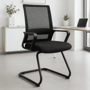 Silla de oficina ergonómica negra con respaldo de malla y estructura metálica en oficina moderna.