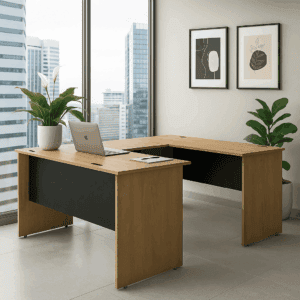 Escritorio de oficina con diseño contemporáneo, plantas decorativas y vista a la ciudad en un espaci.