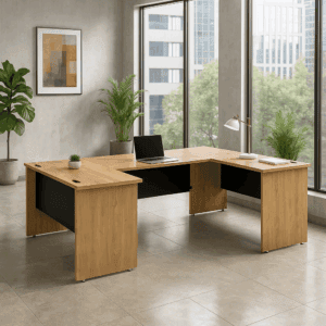 Escritorio de oficina de madera moderna con espacio para laptop y accesorios.