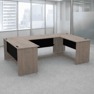 Mesa de oficina moderna en espacio de oficina con ventanas grandes y vista urbana.
