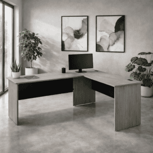 Escritorio de oficina en tonos claros con plantas decorativas y arte abstracto en la pared.
