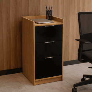 Organizador de oficina con cajones negros y superficie de madera, ideal para almacenamiento y organi.