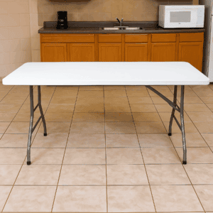 Mesa plegable blanca para oficina y eventos en cocina moderna.