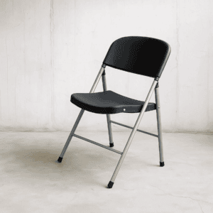 Silla de oficina plegable negra para espacios de trabajo y reuniones.