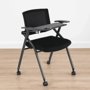 Silla de oficina ergonómica con escritorio ajustable y ruedas para comodidad y movilidad en espacios.