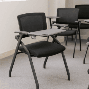 Sillas de oficina ergonómicas con escritorio ajustable para trabajo y estudio en oficina moderna.