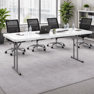 Mesa de oficina moderna con sillas ergonómicas en espacio luminoso y profesional.