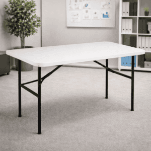 Pizarra blanca en oficina moderna con mesa portátil para reuniones y trabajo colaborativo.