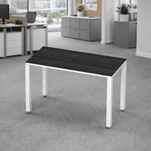 Mesa de oficina moderna con superficie de madera oscura y estructura blanca para espacios de trabajo.