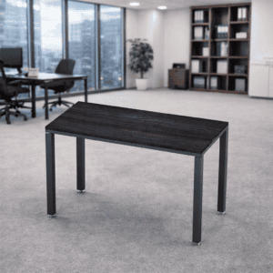 Mesa de oficina moderna en espacio de trabajo corporativo.