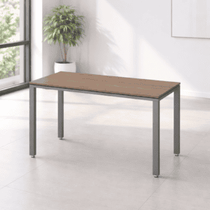 Mesa de oficina moderna con superficie de madera y estructura metálica para espacios laborales.