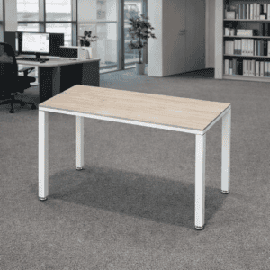 Mesa de oficina moderna y funcional en espacio corporativo.