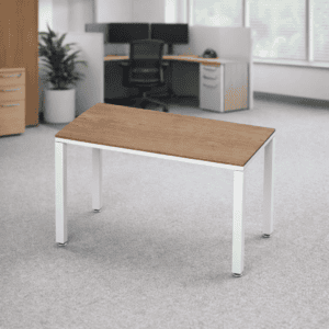 Mesa de oficina moderna con superficie de madera y patas blancas, ideal para espacios de trabajo en.