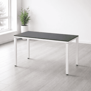 Mesa de oficina moderna y minimalista en espacio luminoso y ordenado.