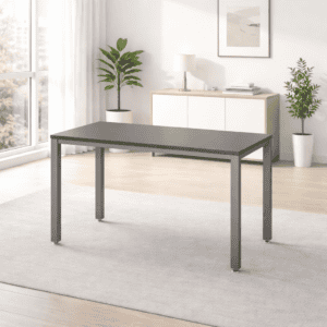 Mesa de oficina moderna en espacio luminoso y minimalista.