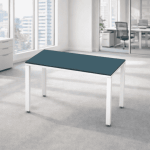 Mesa de oficina moderna en espacio luminoso y minimalista.