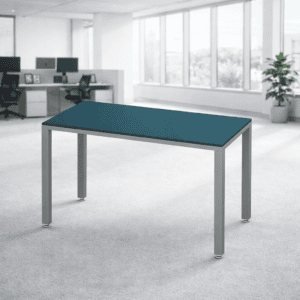 Mesa de oficina moderna en espacio de trabajo luminoso y abierto.