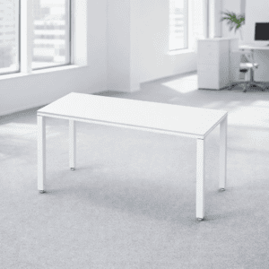 Mesa de oficina blanca en espacio moderno y luminoso.