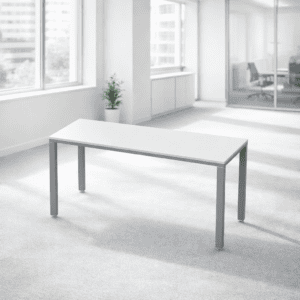 Mesa de oficina moderna en espacio luminoso y minimalista.
