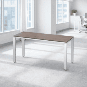 Mesa de oficina moderna con patas metálicas y superficie de madera para espacios laborales.