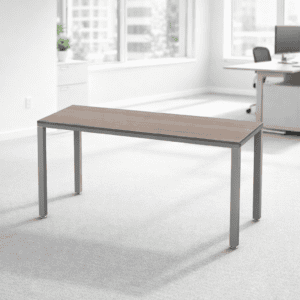 Mesa de oficina moderna en espacio de trabajo minimalista.
