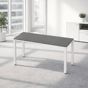 Mesa de oficina moderna y funcional en espacio luminoso y minimalista.