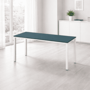 Mesa de oficina moderna y minimalista en un espacio luminoso y ordenado.