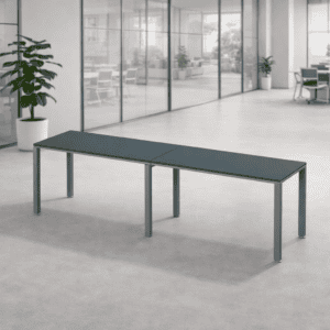 Mesa de oficina moderna y funcional en espacio de trabajo abierto.