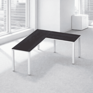 Mesa de oficina en espacio moderno y luminoso.
