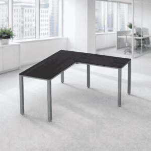Mesa de oficina moderna con superficie de madera oscura y estructura metálica.