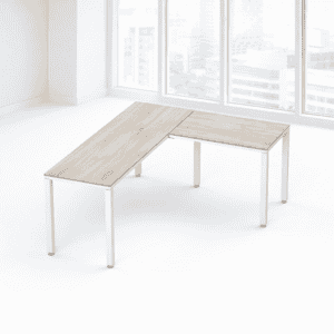 Mesa de oficina moderna y funcional en espacio luminoso con vista urbana.