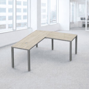 Mesa de oficina moderna y funcional en oficina con luz natural.