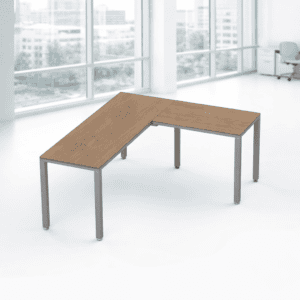 Mesa de oficina moderna y funcional en espacio luminoso con vista a la ciudad.