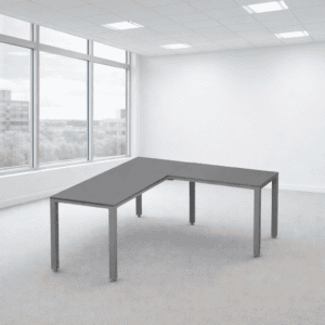 Mesa de oficina moderna en espacio luminoso con ventanas grandes.