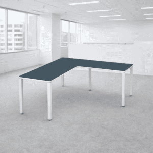 Mesa de oficina moderna y funcional en espacio corporativo.